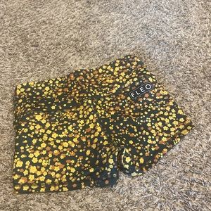 Fleo Small Daisy confetti high rise original. SL monarch fabric.